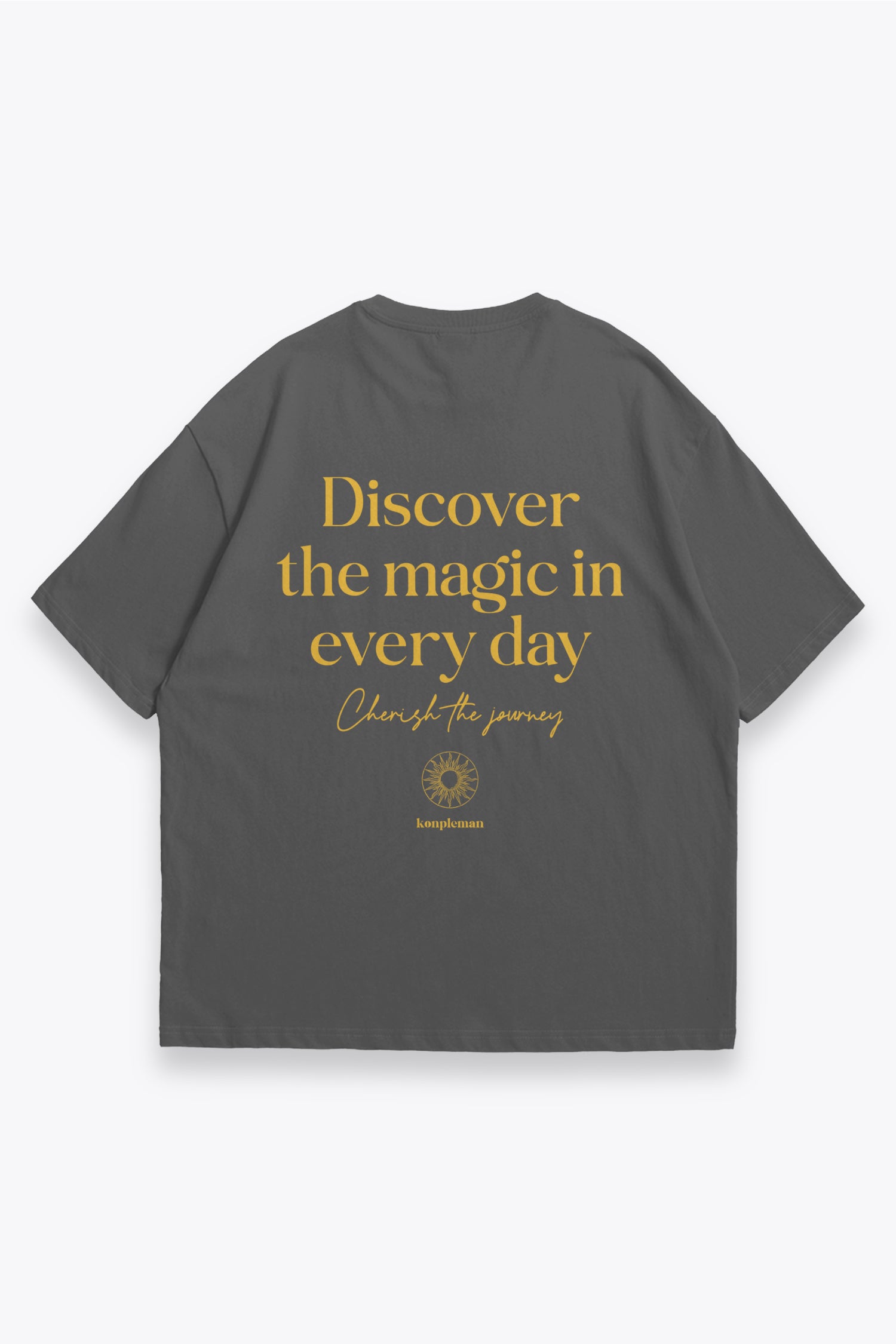 Camiseta exclusiva de Konpleman, diseño único hecho en Cuenca, Ecuador.